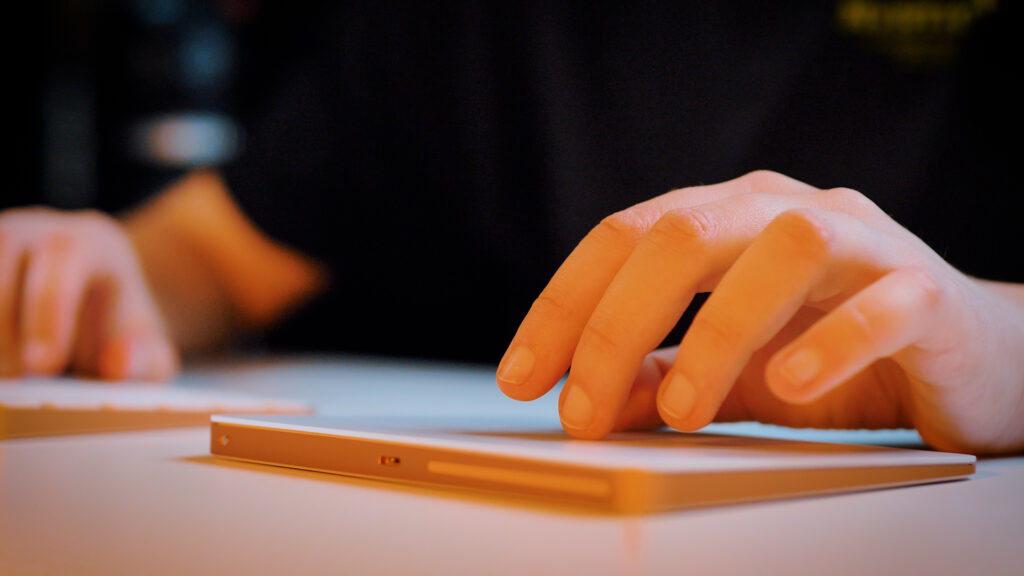 Le Touch Pad de l’iMac M1 2021 par Apple // Source : Louise Audry pour Numerama Le Touch Pad de l’iMac M1 2021 par Apple // Source : Louise Audry pour Numerama