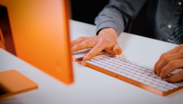 Le clavier Touch ID de l’iMac M1 2021 par Apple // Source : Louise Audry pour Numerama Le clavier Touch ID de l’iMac M1 2021 par Apple // Source : Louise Audry pour Numerama
