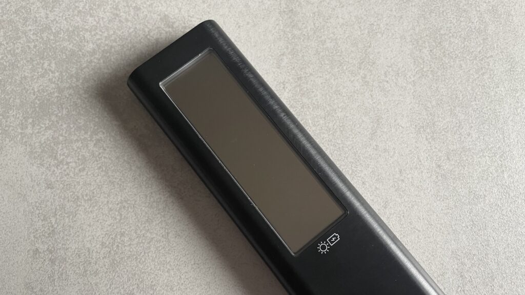 Panneau solaire sur la télécommande du téléviseur Neo QLED QN95A // Source : Maxime Claudel