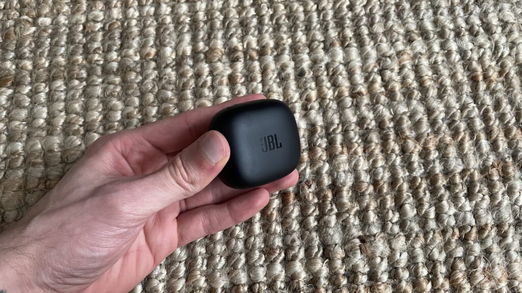 Boîtier des écouteurs JBL Live Pro+ TWS // Source : Maxime Claudel pour Numerama Boîtier des écouteurs JBL Live Pro+ TWS // Source : Maxime Claudel pour Numerama