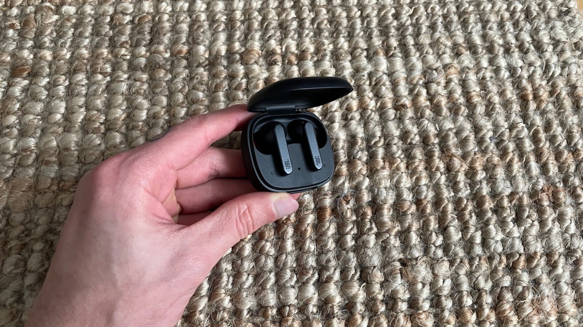 Les écouteurs JBL Live Pro+ TWS // Source : Maxime Claudel pour Numerama Les écouteurs JBL Live Pro+ TWS // Source : Maxime Claudel pour Numerama