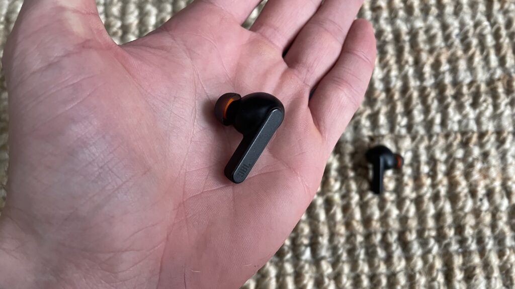 Un écouteur JBL Live Pro+ TWS // Source : Maxime Claudel pour Numerama Un écouteur JBL Live Pro+ TWS // Source : Maxime Claudel pour Numerama