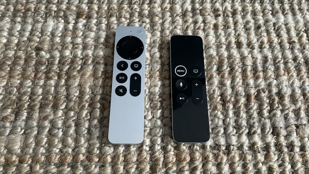 Nouvelle Siri Remote (à gauche), ancienne Siri Remote (à droite) // Source : Maxime Claudel pour Numerama Nouvelle Siri Remote (à gauche), ancienne Siri Remote (à droite) // Source : Maxime Claudel pour Numerama