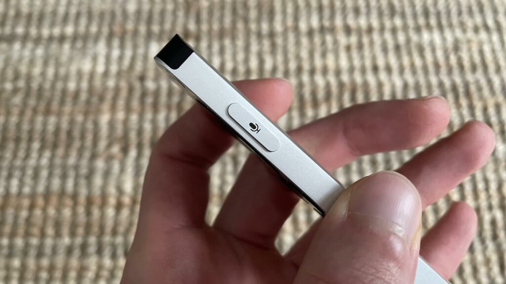 Le bouton Siri sur la Siri Remote // Source : Maxime Claudel pour Numerama Le bouton Siri sur la Siri Remote // Source : Maxime Claudel pour Numerama