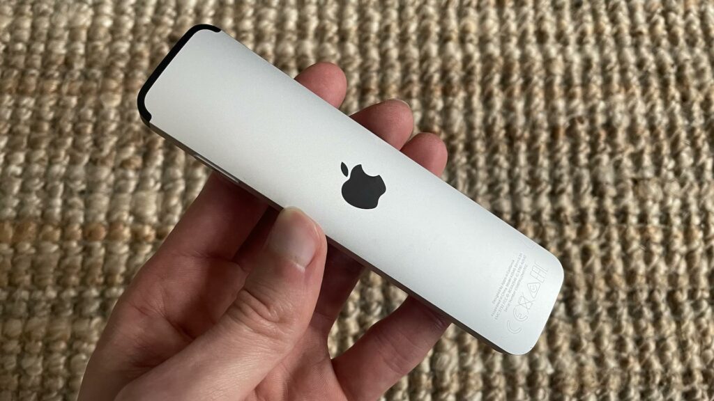 L'arrière de la Siri Remote (2021) // Source : Maxime Claudel pour Numerama L'arrière de la Siri Remote (2021) // Source : Maxime Claudel pour Numerama