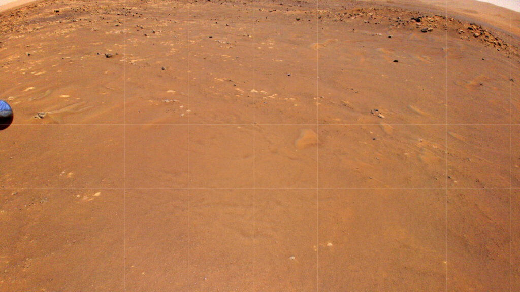 Pendant son quatrième vol, Ingenuity a photographié son futur site d'atterrissage. // Source : NASA/JPL-Caltech (photo recadrée) Pendant son quatrième vol, Ingenuity a photographié son futur site d'atterrissage. // Source : NASA/JPL-Caltech (photo recadrée)