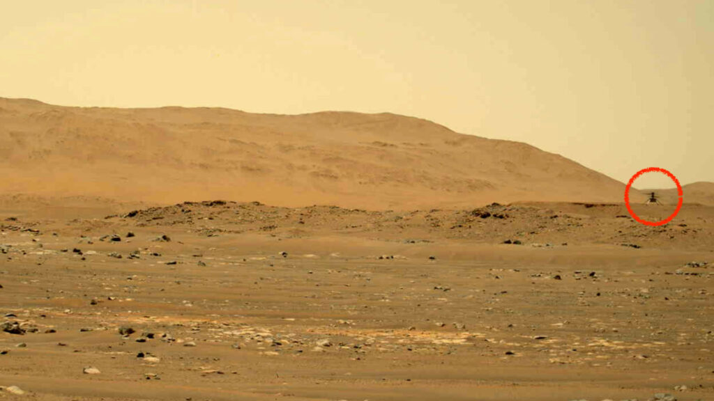 Ingenuity pendant son quatrième vol, vu par la Mastcam-Z de Perseverance. // Source : NASA/JPL-Caltech/ASU/MSSS (photo recadrée, annotation Numerama) Ingenuity pendant son quatrième vol, vu par la Mastcam-Z de Perseverance. // Source : NASA/JPL-Caltech/ASU/MSSS (photo recadrée, annotation Numerama)