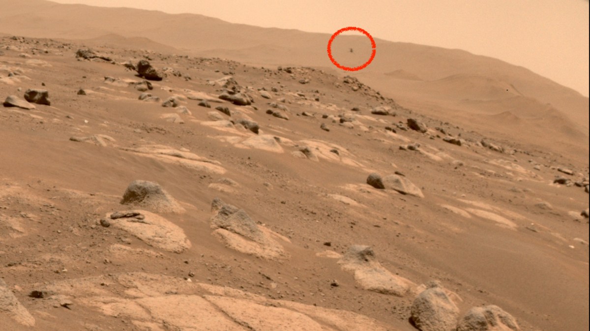 Ingenuity pendant son quatrième vol sur Mars. // Source : NASA/JPL-Caltech (photo recadrée et annotée) Ingenuity pendant son quatrième vol sur Mars. // Source : NASA/JPL-Caltech (photo recadrée et annotée)