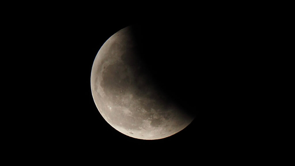 La Lune pendant l'éclipse du 26 mai 2021. // Source : Andrew Chen La Lune pendant l'éclipse du 26 mai 2021. // Source : Andrew Chen