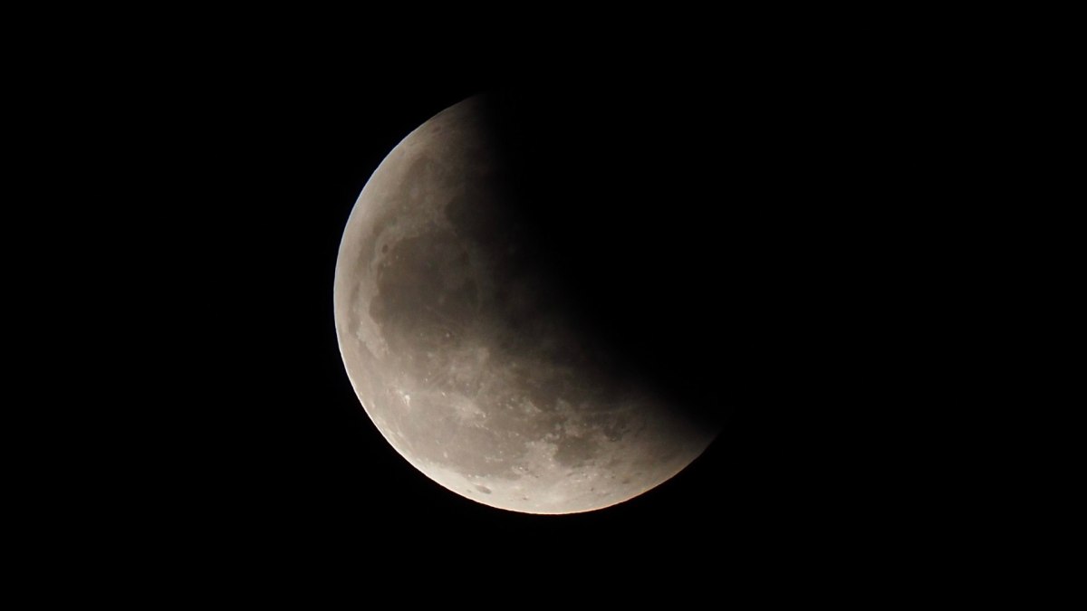 La Lune pendant l'éclipse du 26 mai 2021. // Source : Andrew Chen La Lune pendant l'éclipse du 26 mai 2021. // Source : Andrew Chen