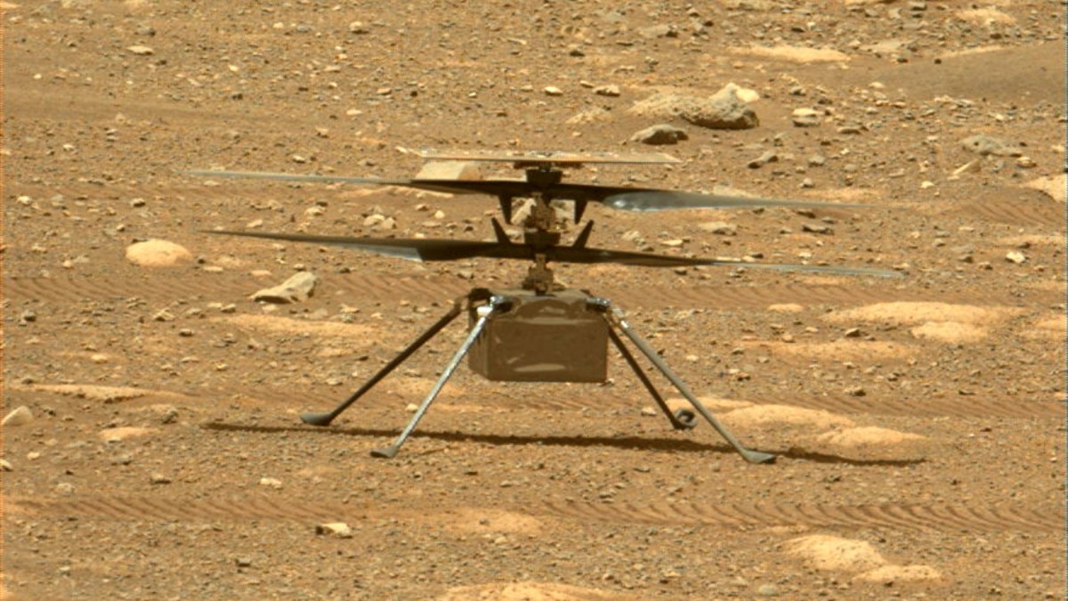 Ingenuity sur Mars le 2 mai 2021. // Source : NASA/JPL-Caltech/ASU (photo recadrée) Ingenuity sur Mars le 2 mai 2021. // Source : NASA/JPL-Caltech/ASU (photo recadrée)