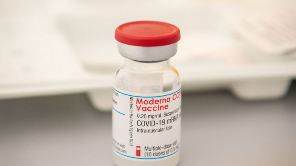 Vaccin Moderna contre le covid. // Source : Flickr/CC/Ville de Gennevilliers - Compte officiel (photo recadrée) Vaccin Moderna contre le covid. // Source : Flickr/CC/Ville de Gennevilliers - Compte officiel (photo recadrée)