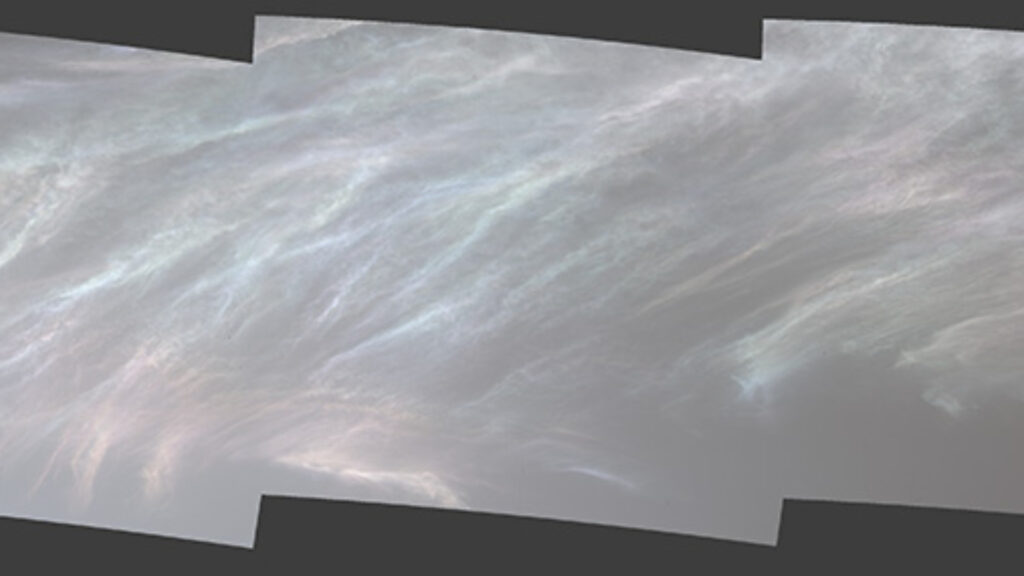 Nuages « de nacre » vus par Curiosity le 5 mars 2021. // Source : NASA/JPL-Caltech/MSSS (photo recadrée) Nuages « de nacre » vus par Curiosity le 5 mars 2021. // Source : NASA/JPL-Caltech/MSSS (photo recadrée)