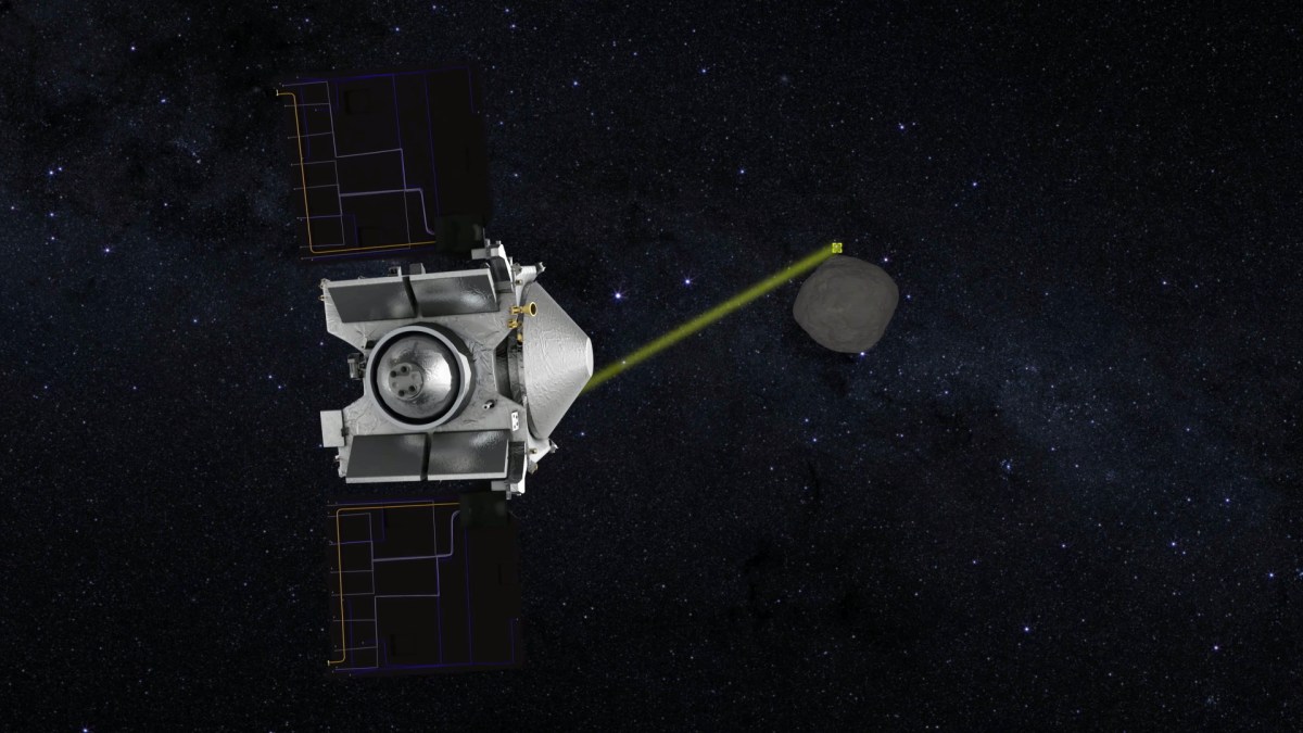 Vue d'artiste de la sonde OSIRIS-REx et de Bennu. // Source : Capture d'écran YouTube OSIRIS-REx Mission Vue d'artiste de la sonde OSIRIS-REx et de Bennu. // Source : Capture d'écran YouTube OSIRIS-REx Mission