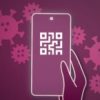 Un smartphone avec un QR Code // Source : Numerama/Melvyn Dadure 