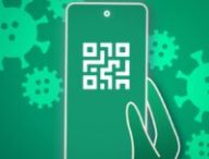 Un smartphone avec un QR Code // Source : Numerama/Melvyn Dadure 