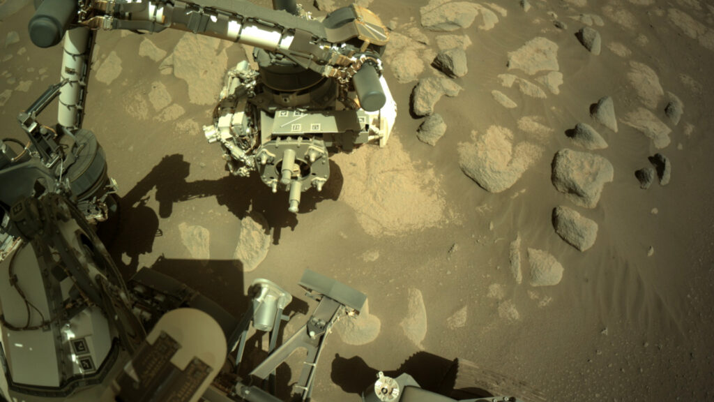 « Désolé Ginny, je préfère regarder des cailloux. » // Source : NASA/JPL-Caltech (photo recadrée) « Désolé Ginny, je préfère regarder des cailloux. » // Source : NASA/JPL-Caltech (photo recadrée)