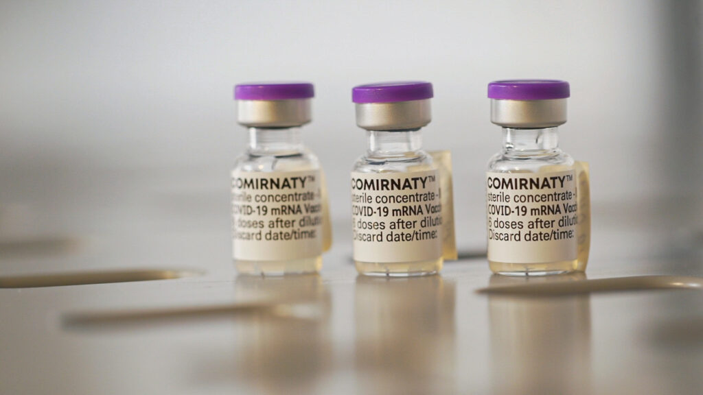Vaccin Pfizer-BioNTech. // Source : Flickr/CC/Covid-19 vaccination (photo recadrée)