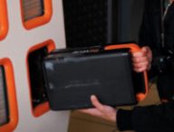 Un échange de batterie à la borne ZEWAY // Source : Numerama