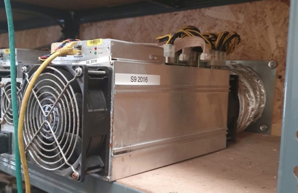 La police a saisi une centaine de ces mini-ordinateurs dédiés au minage de bitcoins. // Source : West-Midlands Police La police a saisi une centaine de ces mini-ordinateurs dédiés au minage de bitcoins. // Source : West-Midlands Police