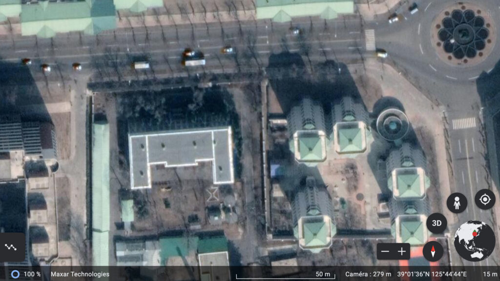 Même Pyongyang qui abrite le régime autoritaire de Corée du Nord s'affiche avec un grand luxe de détails sur Google Earth // Source : Capture Numerama / Google Earth Même Pyongyang qui abrite le régime autoritaire de Corée du Nord s'affiche avec un grand luxe de détails sur Google Earth // Source : Capture Numerama / Google Earth