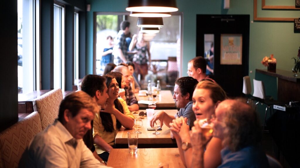 Des personnes à table dans un restaurant, comme dans le monde d'avant // Source : pxhere Des personnes à table dans un restaurant, comme dans le monde d'avant // Source : pxhere
