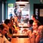 Des personnes à table dans un restaurant, comme dans le monde d'avant // Source : pxhere Des personnes à table dans un restaurant, comme dans le monde d'avant // Source : pxhere