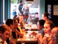 Des personnes à table dans un restaurant, comme dans le monde d'avant // Source : pxhere