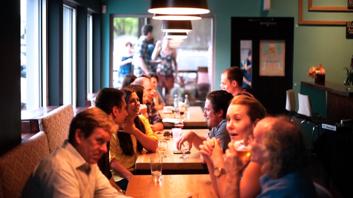 Des personnes à table dans un restaurant, comme dans le monde d'avant // Source : pxhere Des personnes à table dans un restaurant, comme dans le monde d'avant // Source : pxhere