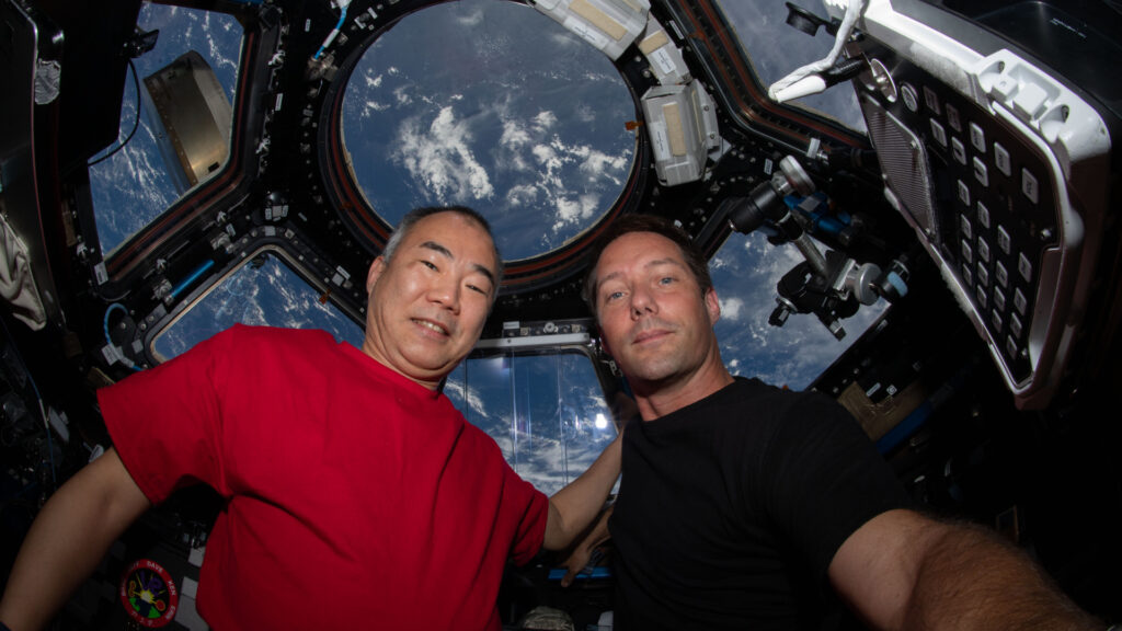 Soichi Wakata et Thomas Pesquet dans l'ISS, le 28 avril. // Source : Flickr/CC/Nasa Johnson (photo recadrée) Soichi Wakata et Thomas Pesquet dans l'ISS, le 28 avril. // Source : Flickr/CC/Nasa Johnson (photo recadrée)