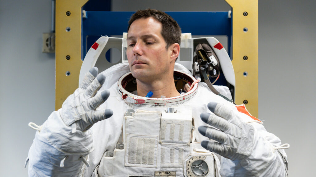 Comme tous les astronautes, Thomas Pesquet doit partager certains éléments de sa combinaison. // Source : NASA–Robert Markowitz Comme tous les astronautes, Thomas Pesquet doit partager certains éléments de sa combinaison. // Source : NASA–Robert Markowitz