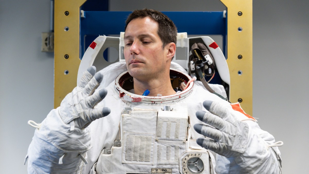 Comme tous les astronautes, Thomas Pesquet doit partager certains éléments de sa combinaison. // Source : NASA–Robert Markowitz Comme tous les astronautes, Thomas Pesquet doit partager certains éléments de sa combinaison. // Source : NASA–Robert Markowitz