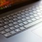 Le trackpad et le clavier du Surface Laptop // Source : Photo Corentin Béchade pour Numerama Le trackpad et le clavier du Surface Laptop // Source : Photo Corentin Béchade pour Numerama