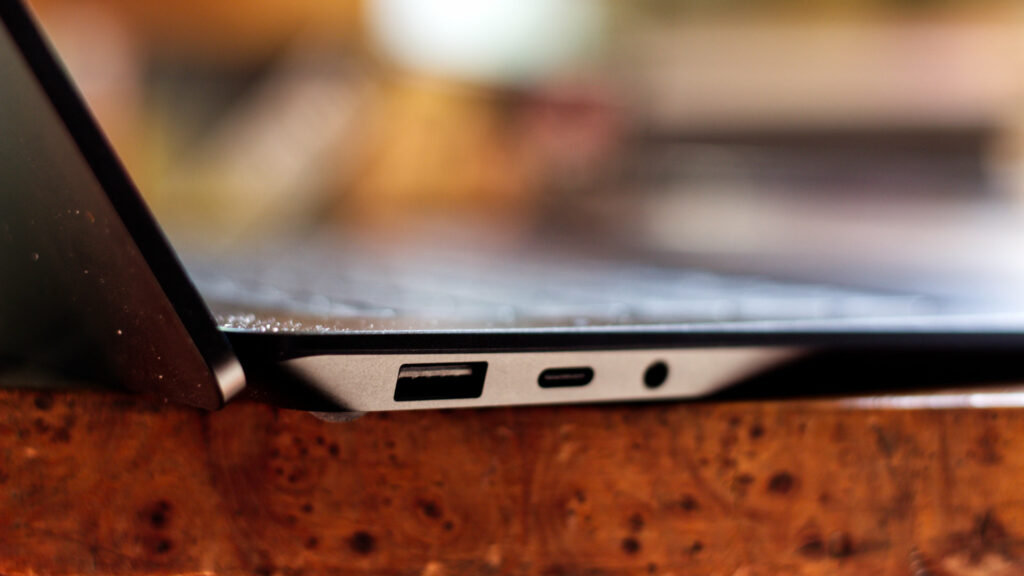 Les seuls ports USB du Surface Laptop 4 // Source : Photo Corentin Béchade pour Numerama Les seuls ports USB du Surface Laptop 4 // Source : Photo Corentin Béchade pour Numerama