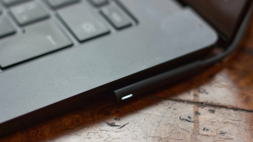Le chargeur du Surface Laptop est aimantée façon MagSafe Le chargeur du Surface Laptop est aimantée façon MagSafe
