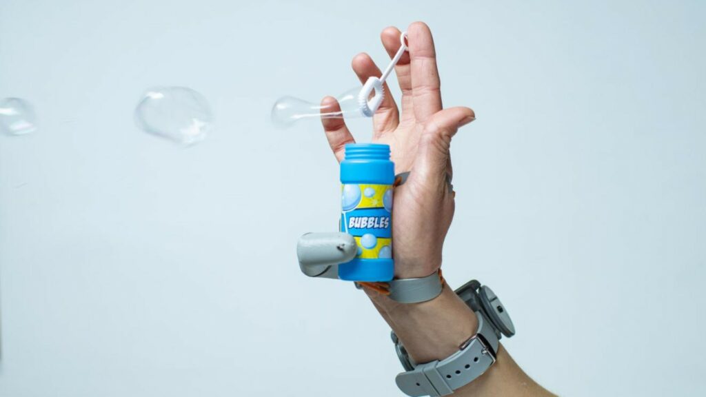 Dans le futur, l'ajout d'un troisième pouce permettra d'ajouter de nouvelles activités utiles au quotidien, comme faire des bulles à une seule main. // Source : Dani Clode Dans le futur, l'ajout d'un troisième pouce permettra d'ajouter de nouvelles activités utiles au quotidien, comme faire des bulles à une seule main. // Source : Dani Clode