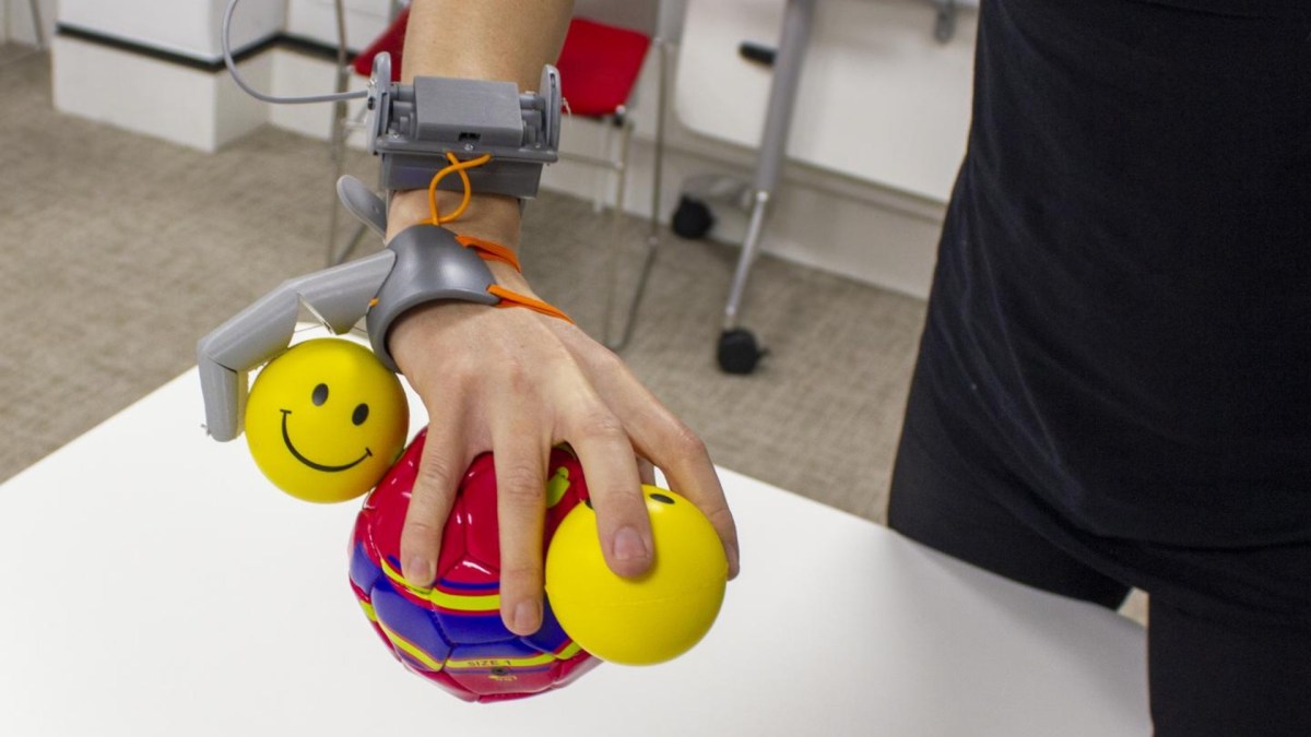Troisième pouce robotique. // Source : Dani Clode Troisième pouce robotique. // Source : Dani Clode