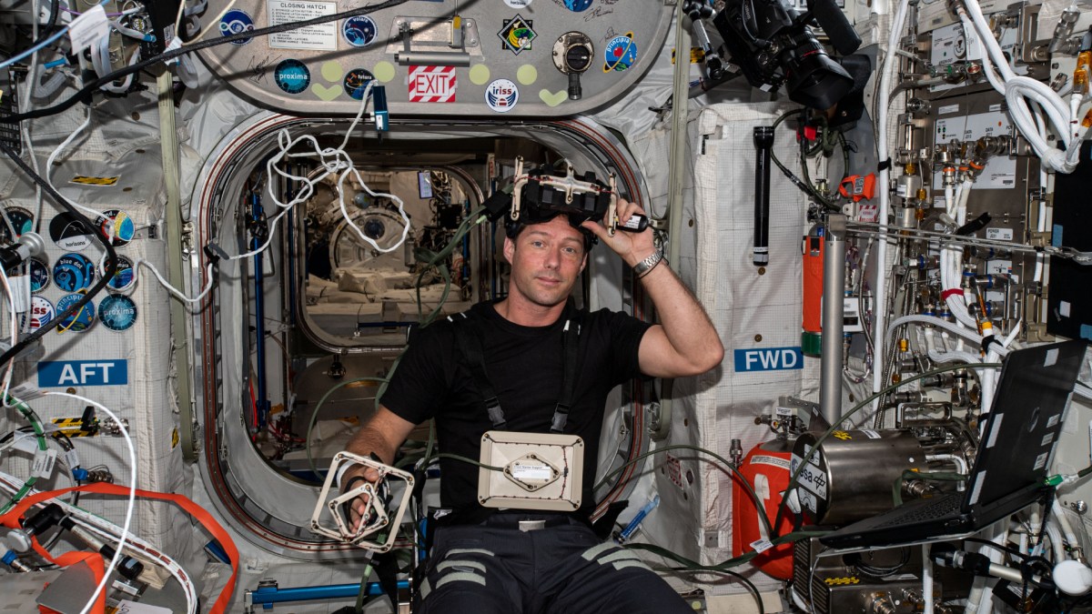 Thomas Pesquet dans l'ISS le 29 avril 2021. // Source : Flickr/CC/Nasa Johnson (photo recadrée) Thomas Pesquet dans l'ISS le 29 avril 2021. // Source : Flickr/CC/Nasa Johnson (photo recadrée)