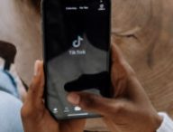Application TikTok ouverte sur un smartphone. // Source : Pexels/cottonbro (photo recadrée)