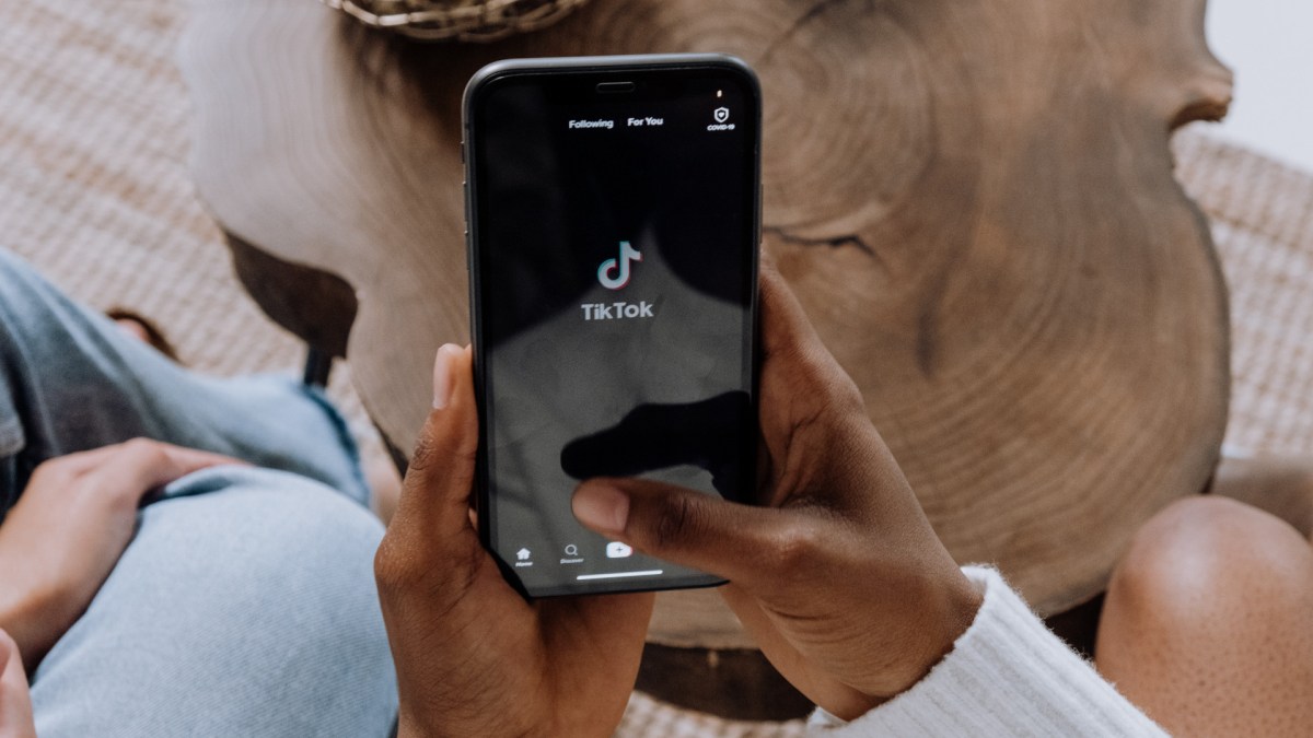 Application TikTok ouverte sur un smartphone. // Source : Pexels/cottonbro (photo recadrée) Application TikTok ouverte sur un smartphone. // Source : Pexels/cottonbro (photo recadrée)