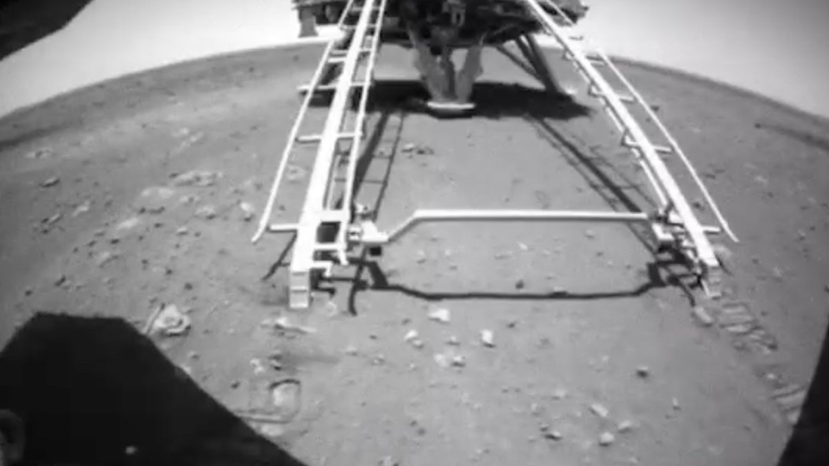 Zhurong se déplace sur mars // Source : CGTV Zhurong se déplace sur mars // Source : CGTV