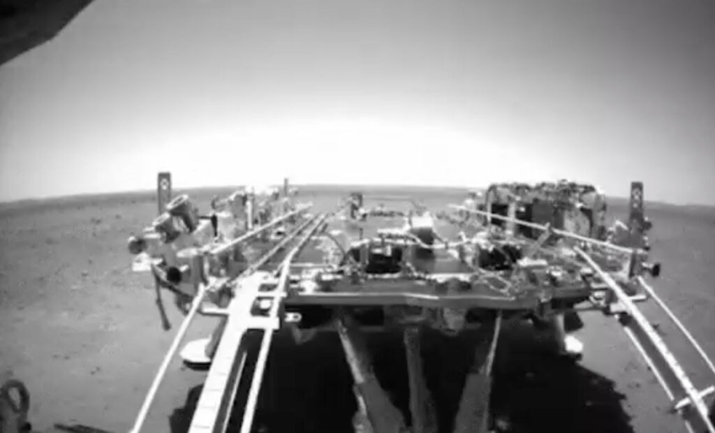 Le rover a quitté son atterrisseur // Source : CGTV Le rover a quitté son atterrisseur // Source : CGTV