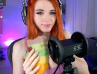 La streameuse Amouranth en train de faire de l'ASMR // Source : Amouranth / Twitch