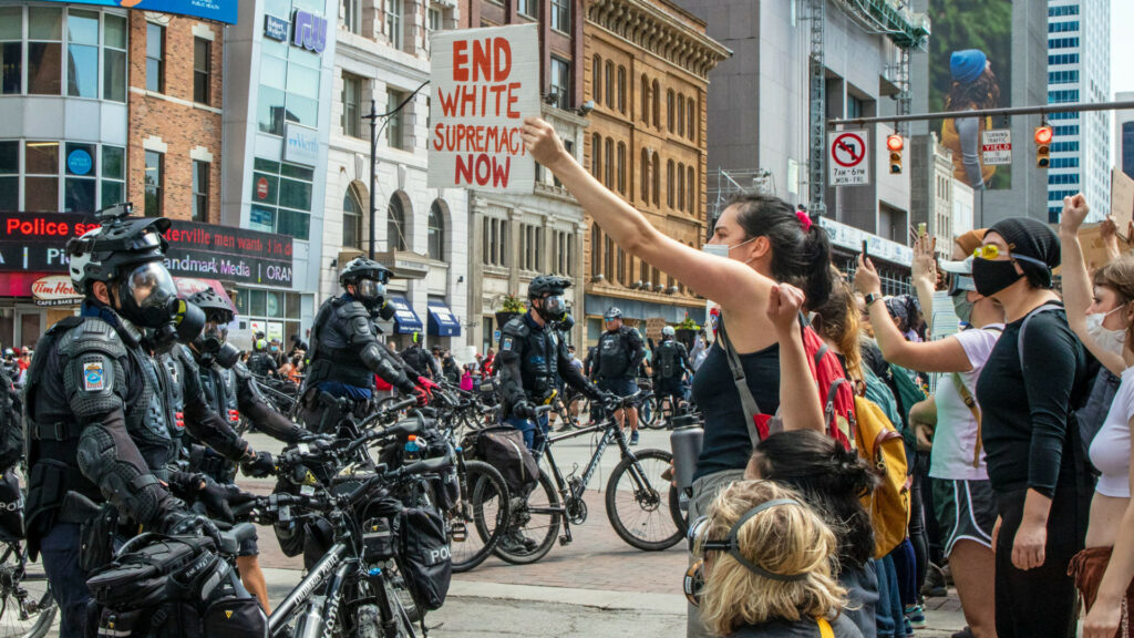 Manifestants et manifestantes Black Lives Matter. // Source : Flickr/CC/Becker1999 (photo recadrée) Manifestants et manifestantes Black Lives Matter. // Source : Flickr/CC/Becker1999 (photo recadrée)