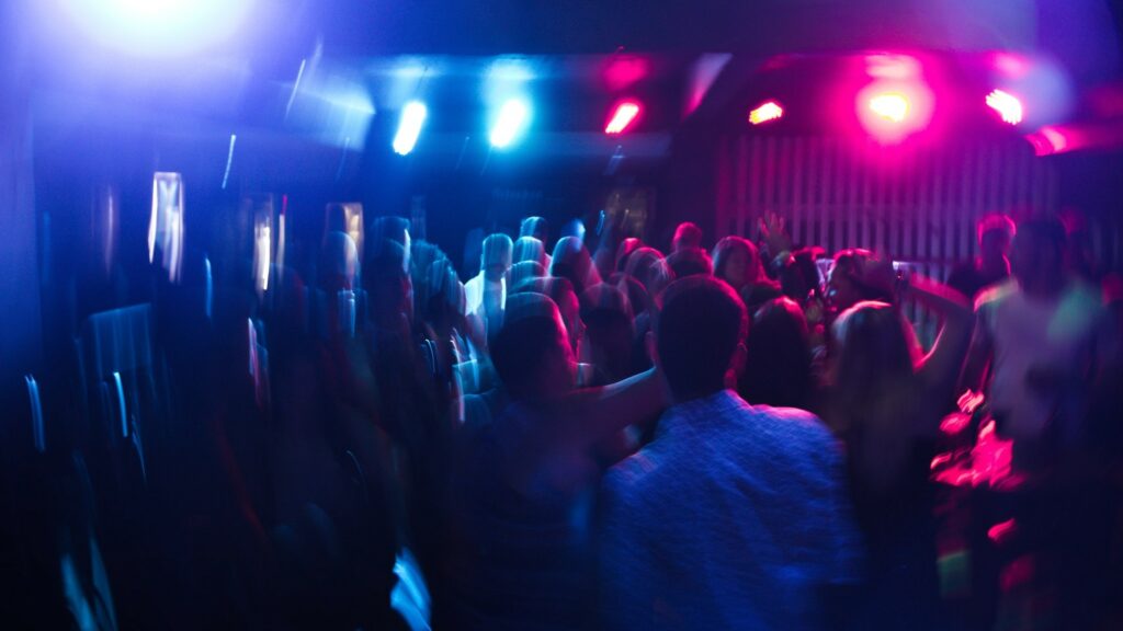 En discothèque, la promiscuité est importante et le lieu est clos. // Source : Pexels En discothèque, la promiscuité est importante et le lieu est clos. // Source : Pexels