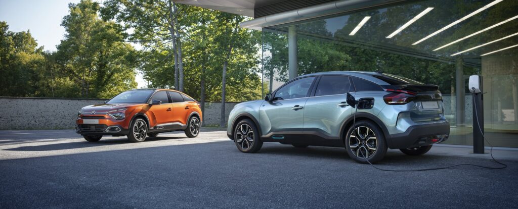 La Citroën C4 (en orange) et la Citroën ë-C4 (en bleu). La Citroën C4 (en orange) et la Citroën ë-C4 (en bleu).