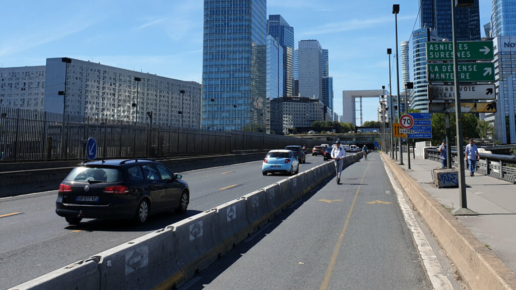 Un exemple de coronapiste au pont de Neuilly // Source : TCY - Wikimedia Commons Un exemple de coronapiste au pont de Neuilly // Source : TCY - Wikimedia Commons