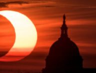 Lever de Soleil éclipsé à gauche du Capitole. // Source : Flickr/CC/NASA/Bill Ingalls (photo recadrée) Lever de Soleil éclipsé à gauche du Capitole. // Source : Flickr/CC/NASA/Bill Ingalls (photo recadrée)