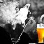 Un homme fume en terrasse // Source : Pixabay Un homme fume en terrasse // Source : Pixabay