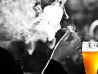 Un homme fume en terrasse // Source : Pixabay